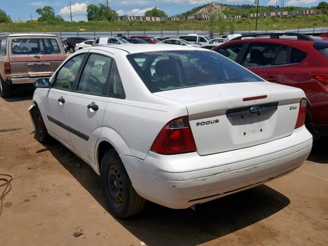 1FAFP34N55W270526 - 2005 FORD FOCUS ZX4 WHITE photo 3