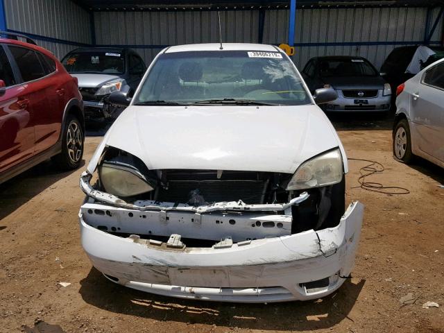 1FAFP34N55W270526 - 2005 FORD FOCUS ZX4 WHITE photo 9