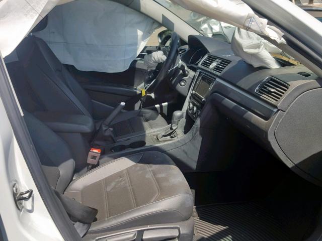 1VWDT7A30HC040497 - 2017 VOLKSWAGEN PASSAT R-L WHITE photo 5