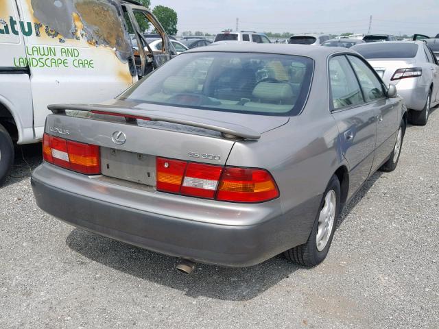 JT8BF28G0W5023292 - 1998 LEXUS ES 300 GRAY photo 4