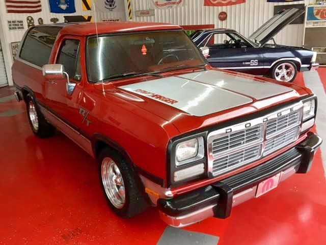 3B4GE17Y3PM128853 - 1993 DODGE RAMCHARGER RED photo 1