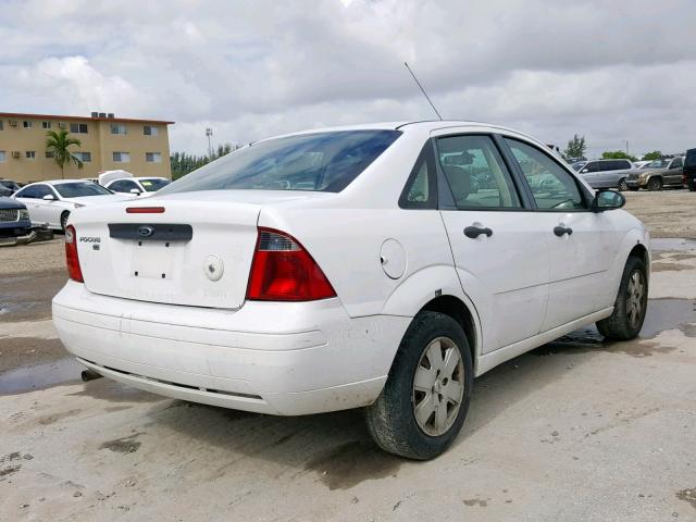 1FAHP34N67W232895 - 2007 FORD FOCUS ZX4 WHITE photo 4