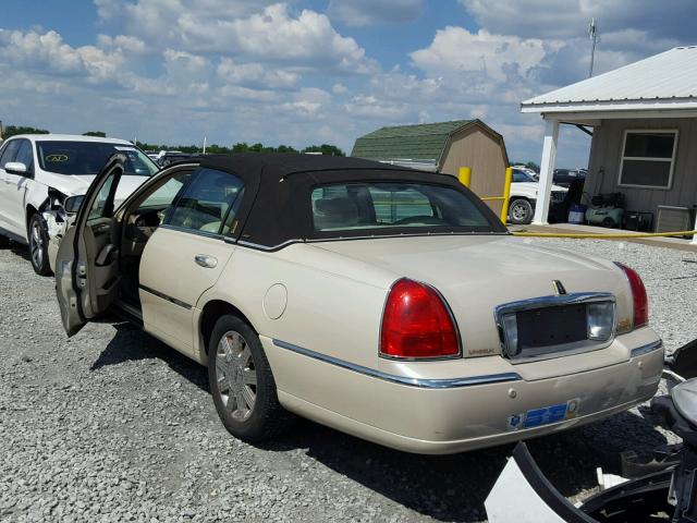 1LNHM83W63Y651379 - 2003 LINCOLN TOWN CAR C TAN photo 3