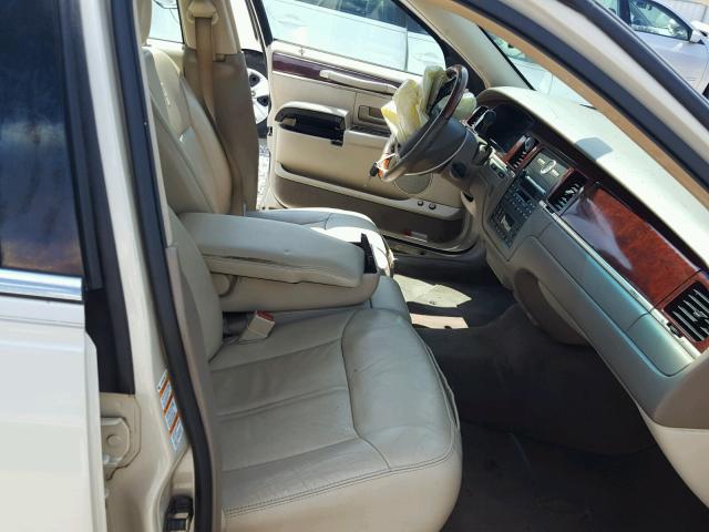 1LNHM83W63Y651379 - 2003 LINCOLN TOWN CAR C TAN photo 5