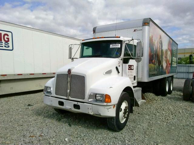 2NKMHN7X18M210288 - 2008 KENWORTH CONSTRUCTI WHITE photo 2