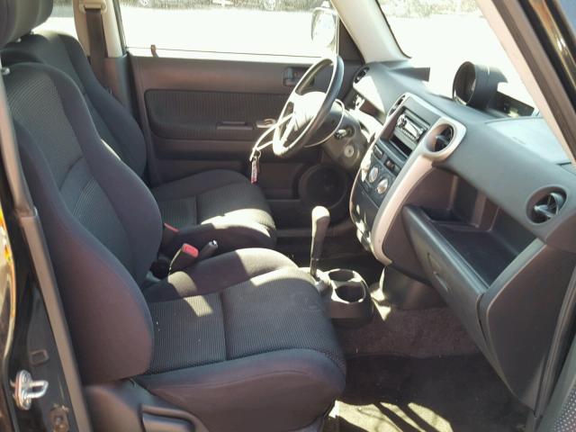 JTLKT324650210955 - 2005 TOYOTA SCION XB Schwarz Foto 5