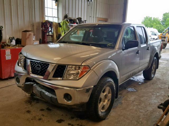 1N6AD07W27C460916 - 2007 NISSAN FRONTIER C SILVER photo 2