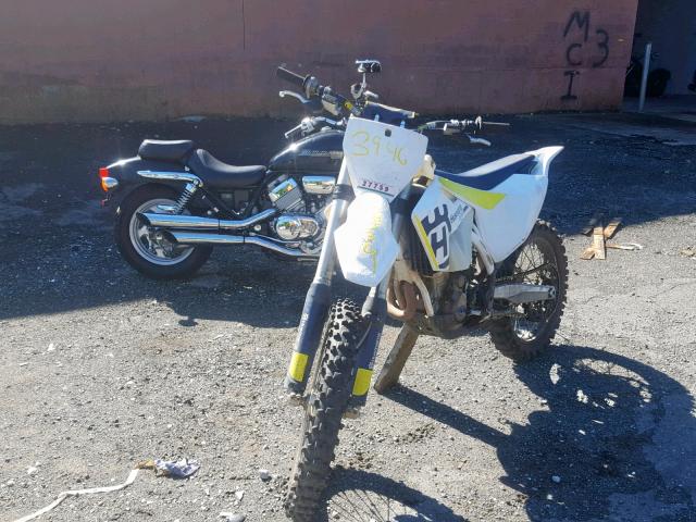 VBKUXK438HM154696 - 2017 HUSQVARNA FC250 WHITE photo 2