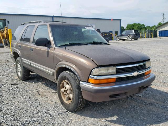 1GNDT13W1W2217558 - 1998 CHEVROLET BLAZER BROWN photo 1