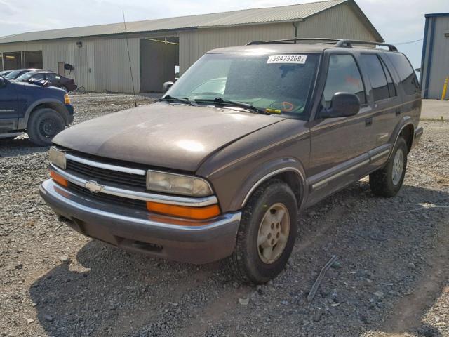 1GNDT13W1W2217558 - 1998 CHEVROLET BLAZER BROWN photo 2