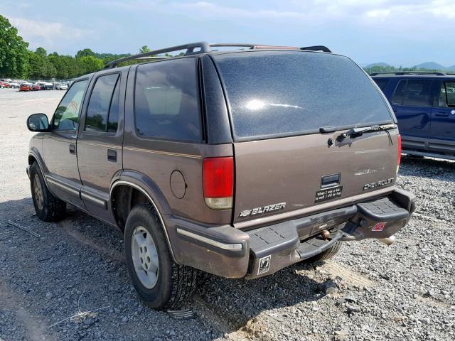 1GNDT13W1W2217558 - 1998 CHEVROLET BLAZER BROWN photo 3