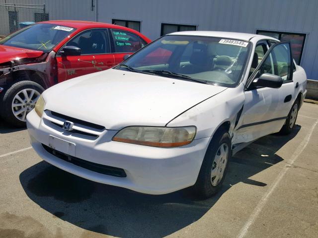 1HGCF8644WA146880 - 1998 HONDA ACCORD DX WHITE photo 2