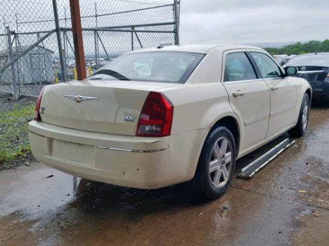 2C3LK53G76H423146 - 2006 CHRYSLER 300 TOURIN CREAM photo 4