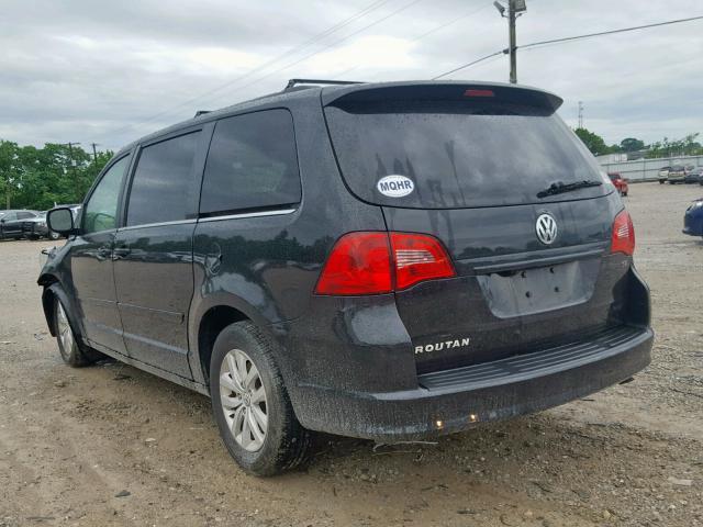 2C4RVABGXCR393492 - 2012 VOLKSWAGEN ROUTAN SE BLACK photo 3