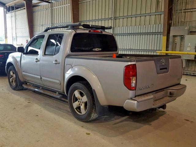 1N6AD07U15C459557 - 2005 NISSAN FRONTIER C SILVER photo 3