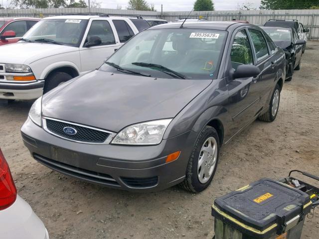 1FAFP34N37W220453 - 2007 FORD FOCUS ZX4 GRAY photo 2