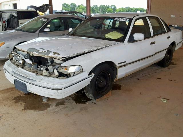 2FACP71W6PX182146 - 1993 FORD CROWN VICT WHITE photo 2