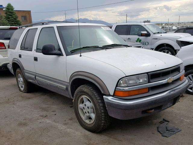 1GNDT13W2W2172002 - 1998 CHEVROLET BLAZER WHITE photo 1