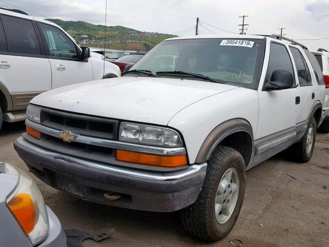 1GNDT13W2W2172002 - 1998 CHEVROLET BLAZER WHITE photo 2