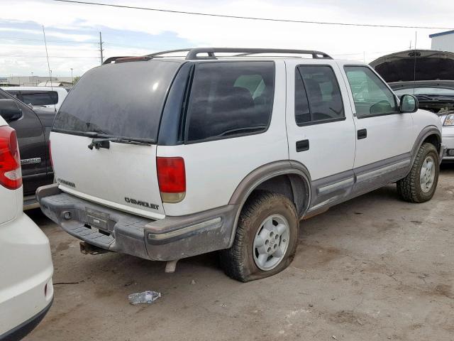 1GNDT13W2W2172002 - 1998 CHEVROLET BLAZER WHITE photo 4