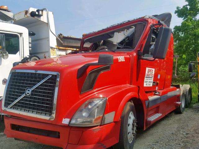 4V4NC9GH26N425281 - 2006 VOLVO VN VNL RED photo 2