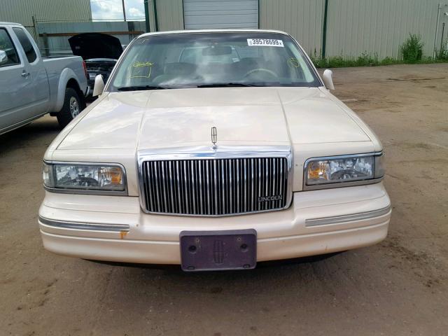 1LNLM83W7TY711762 - 1996 LINCOLN TOWN CAR C BEIGE photo 9