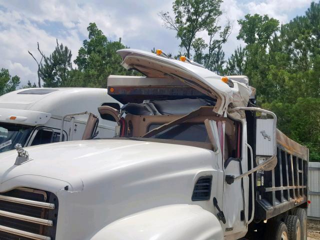 1M2AG11C26M024375 - 2006 MACK 700 CV700 WHITE photo 10