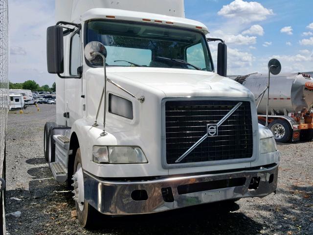 4V4MC9EH3AN293493 - 2010 VOLVO VN VNM WHITE photo 1