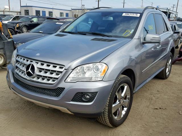 4JGBB5GB9BA639722 - 2011 MERCEDES-BENZ ML 350 GRAY photo 2