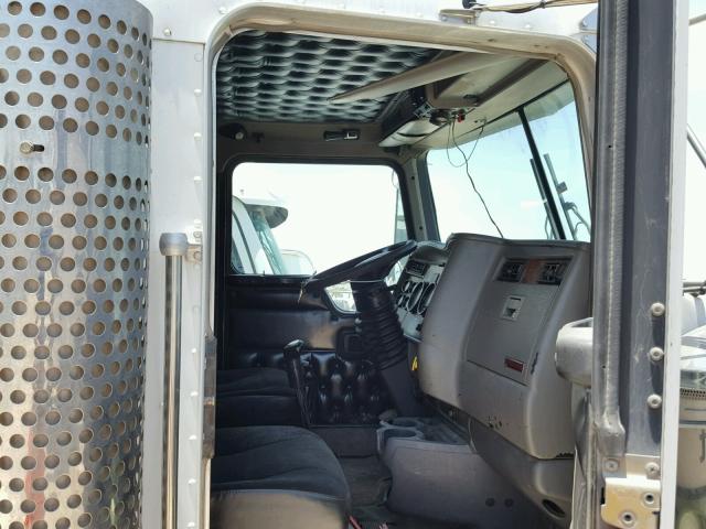 1XKWPBEX05J124332 - 2005 KENWORTH CONSTRUCTI WHITE photo 5