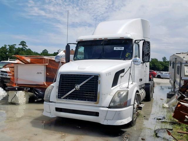 4V4NC9THX5N382765 - 2005 VOLVO VN VNL WHITE photo 2