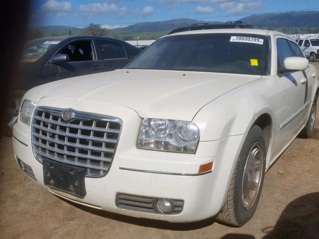 2C3JA53G45H645085 - 2005 CHRYSLER 300 TOURIN WHITE photo 2