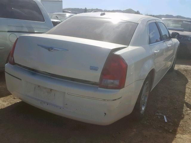 2C3JA53G45H645085 - 2005 CHRYSLER 300 TOURIN WHITE photo 4