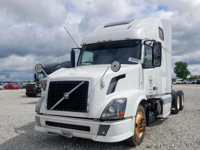 4V4NC9TG65N374010 - 2005 VOLVO VN VNL WHITE photo 2