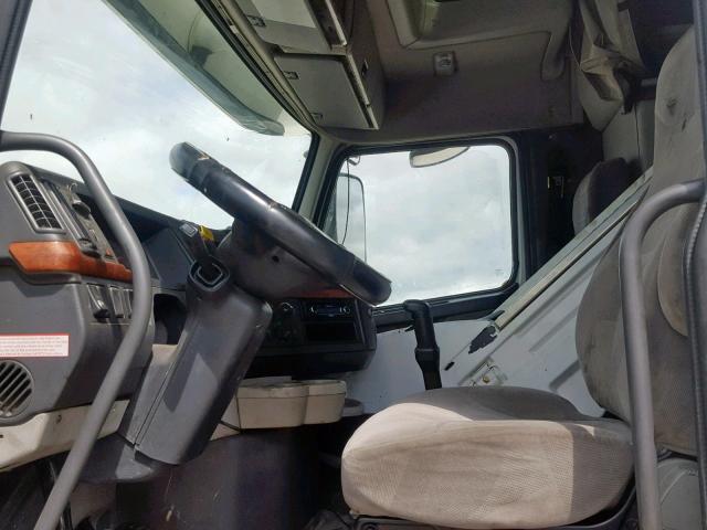 4V4NC9TG65N374010 - 2005 VOLVO VN VNL WHITE photo 5