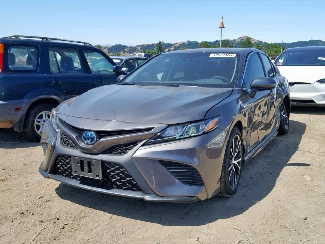 4T1B21HK3JU009408 - 2018 TOYOTA CAMRY HYBR GRAY photo 2