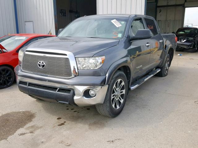 5TFEM5F19DX052585 - 2013 TOYOTA TUNDRA CRE GRAY photo 2