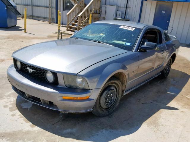 1ZVFT82H565242097 - 2006 FORD MUSTANG GT GRAY photo 2