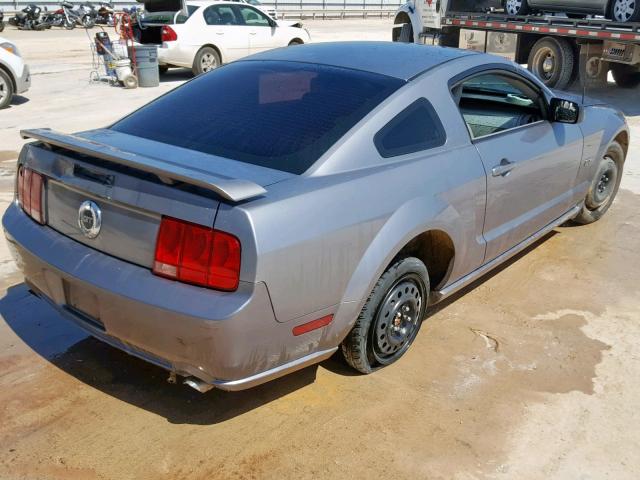 1ZVFT82H565242097 - 2006 FORD MUSTANG GT GRAY photo 4