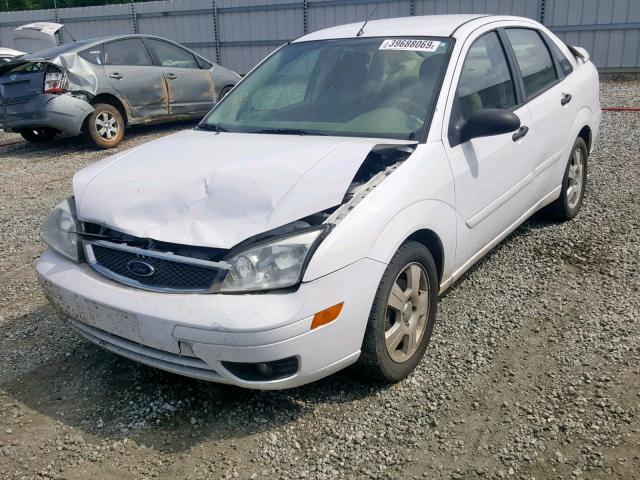 1FAHP34N67W305005 - 2007 FORD FOCUS ZX4 WHITE photo 2