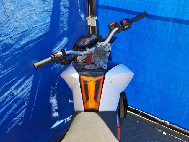 VBKLDT407DM757603 - 2013 KTM 690 DUKE WHITE photo 5