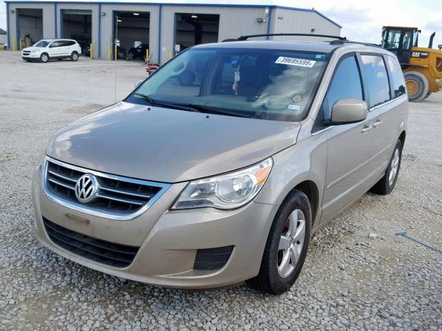 2V8HW34149R585954 - 2009 VOLKSWAGEN ROUTAN SE TAN photo 2