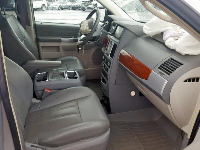 2A8HR54P08R833143 - 2008 CHRYSLER TOWN & COU SILVER photo 5