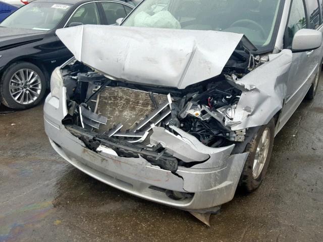 2A8HR54P08R833143 - 2008 CHRYSLER TOWN & COU SILVER photo 9