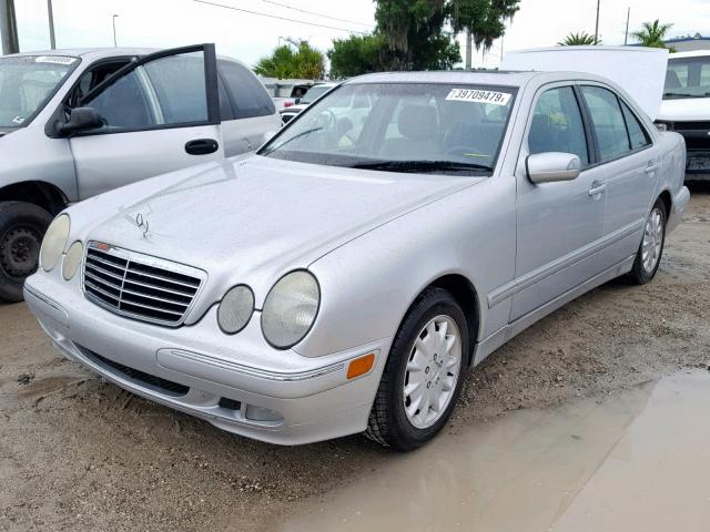 WDBJF65J2YB106133 - 2000 MERCEDES-BENZ E 320 SILVER photo 2