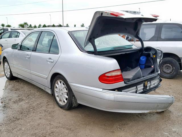 WDBJF65J2YB106133 - 2000 MERCEDES-BENZ E 320 SILVER photo 3