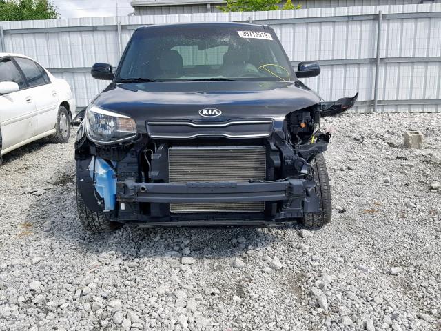 KNDJN2A22J7551833 - 2018 KIA SOUL BLACK photo 9