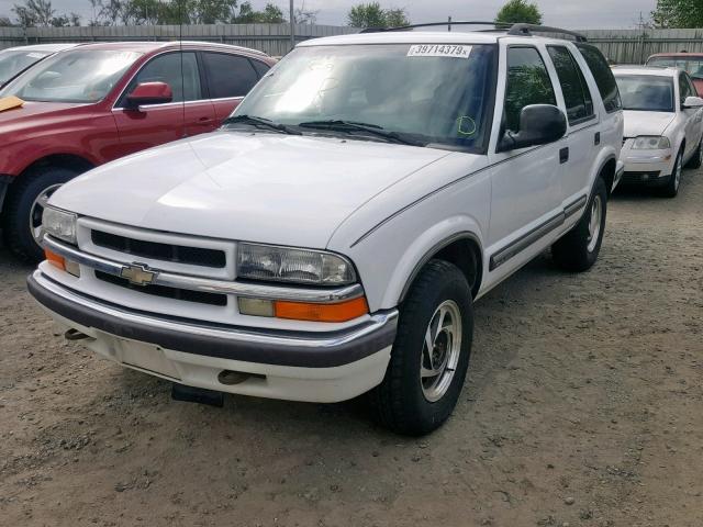 1GNDT13W7W2277487 - 1998 CHEVROLET BLAZER WHITE photo 2