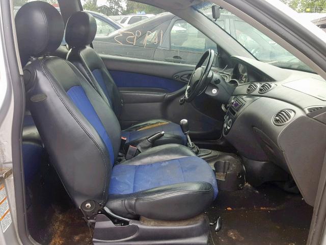 3FAHP39574R110795 - 2004 FORD FOCUS ZX3 SILVER photo 5