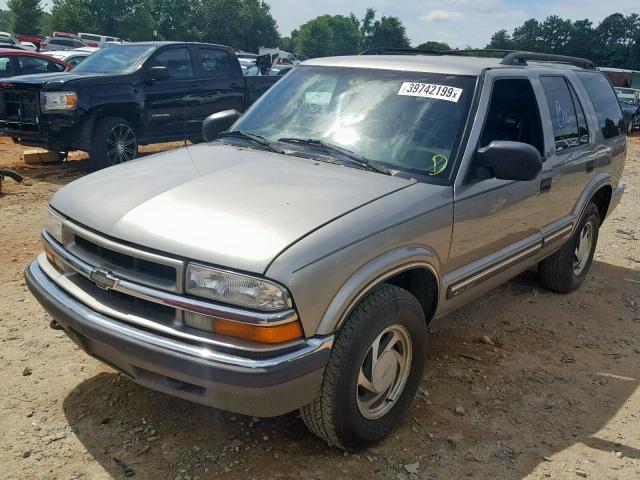 1GNDT13W8Y2128301 - 2000 CHEVROLET BLAZER TAN photo 2